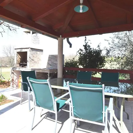 Modern In Pula With Swimming Pool Vinkuran