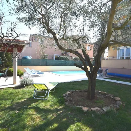 Modern In Pula With Swimming Pool Lägenhet *