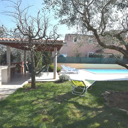Modern In Pula With Swimming Pool Vinkuran