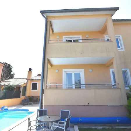 Modern In Pula With Swimming Pool 温克兰